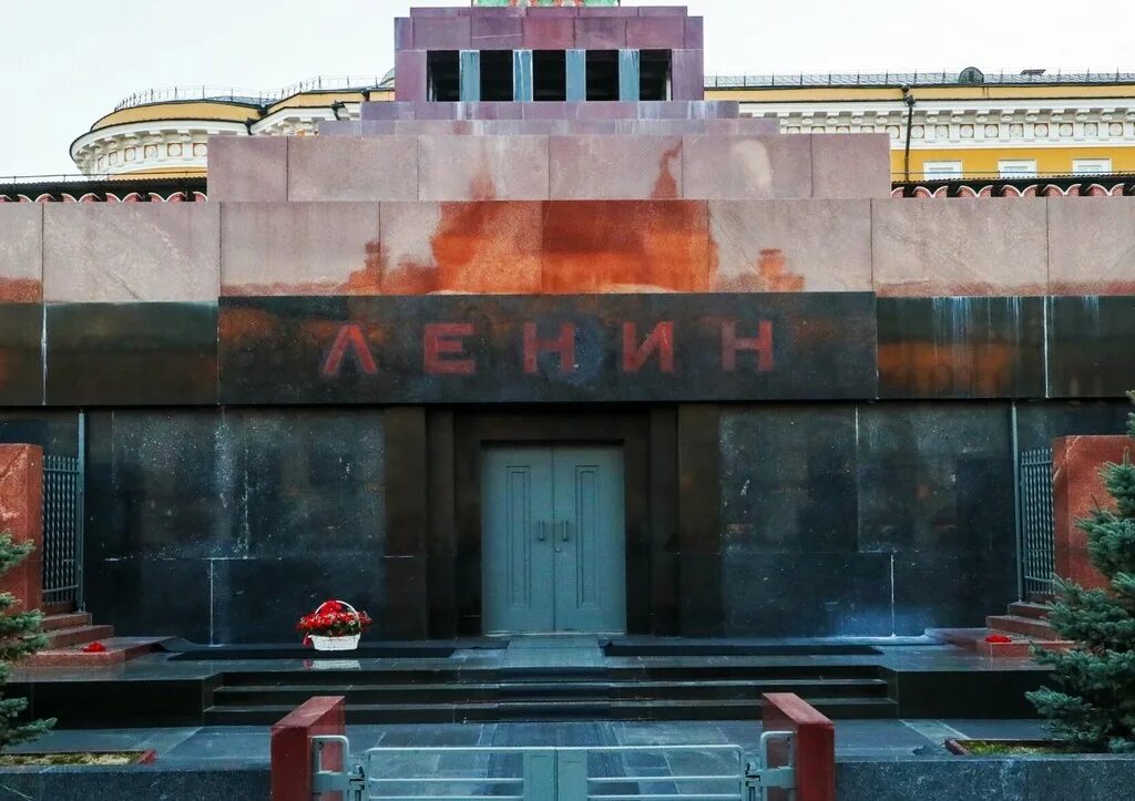 Мавзолей адлер. Мавзолей ленина парад победы. драпировка мавзолея ленина. драпируют мавзолей ленина. драпировка мавзолея 2025.
