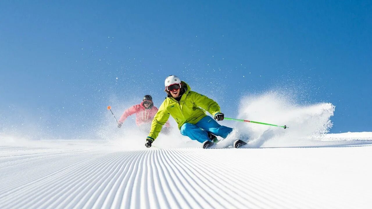 We like skiing. Лыжник. Катание на горных лыжах. Горы лыжи. Катание на лыжах в горах.