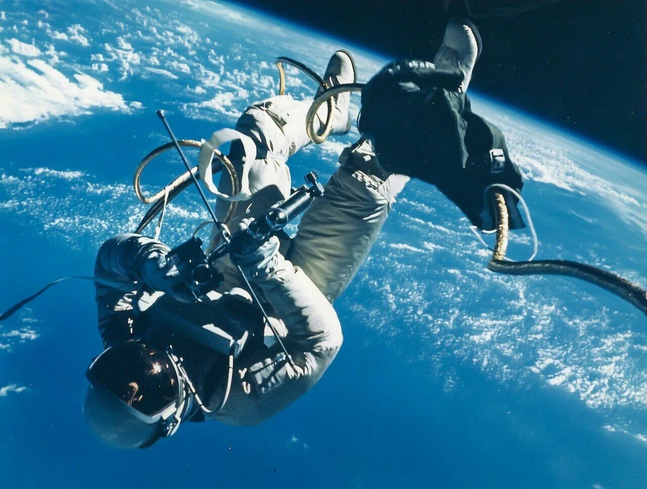 Первая космическая гонка. Человек в открытом космосе. Космонавт в космосе.