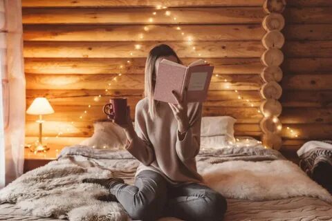 Женщина показывает свой дом