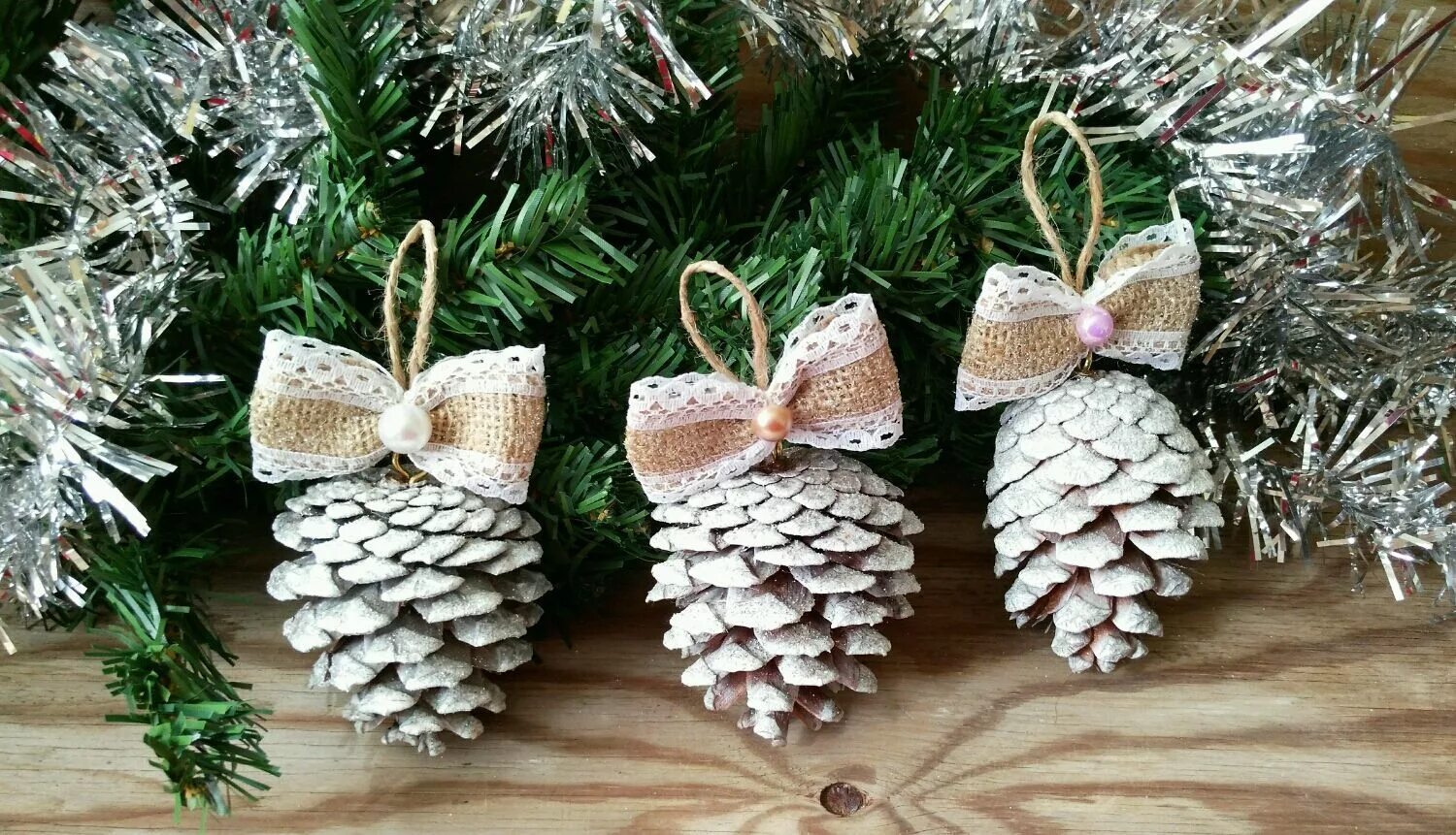 елка на стене. новогодние украшения для дома. оригинальное украшение елки. что можно повешать на елку. что можно повешать на елку.