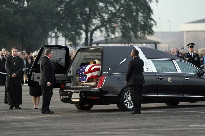 Кортеж вадим новинский. Кортеж президента аурус. Кортеж проехал. Кортеж президента сша охрана. Автомобили aurus на параде победы в москве.