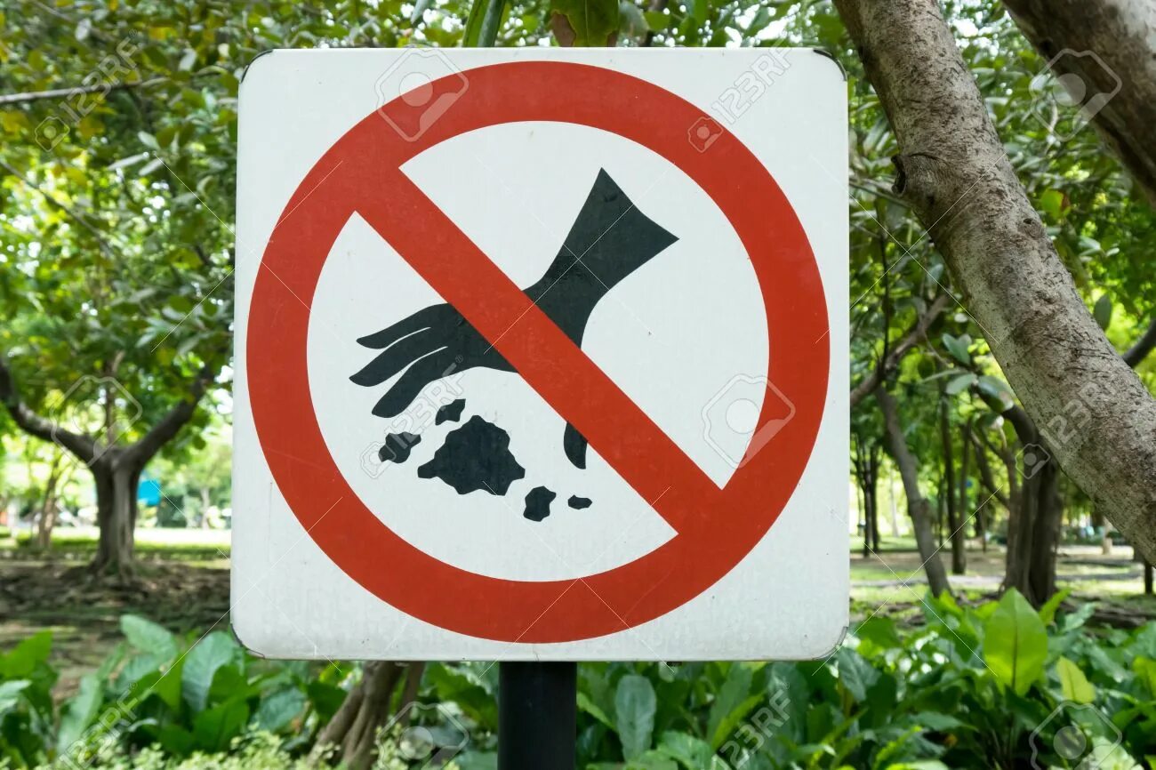 Знак не мусорить в парке. Мусорить в лесу запрещено. Экологические знаки. Природоохранные знаки.