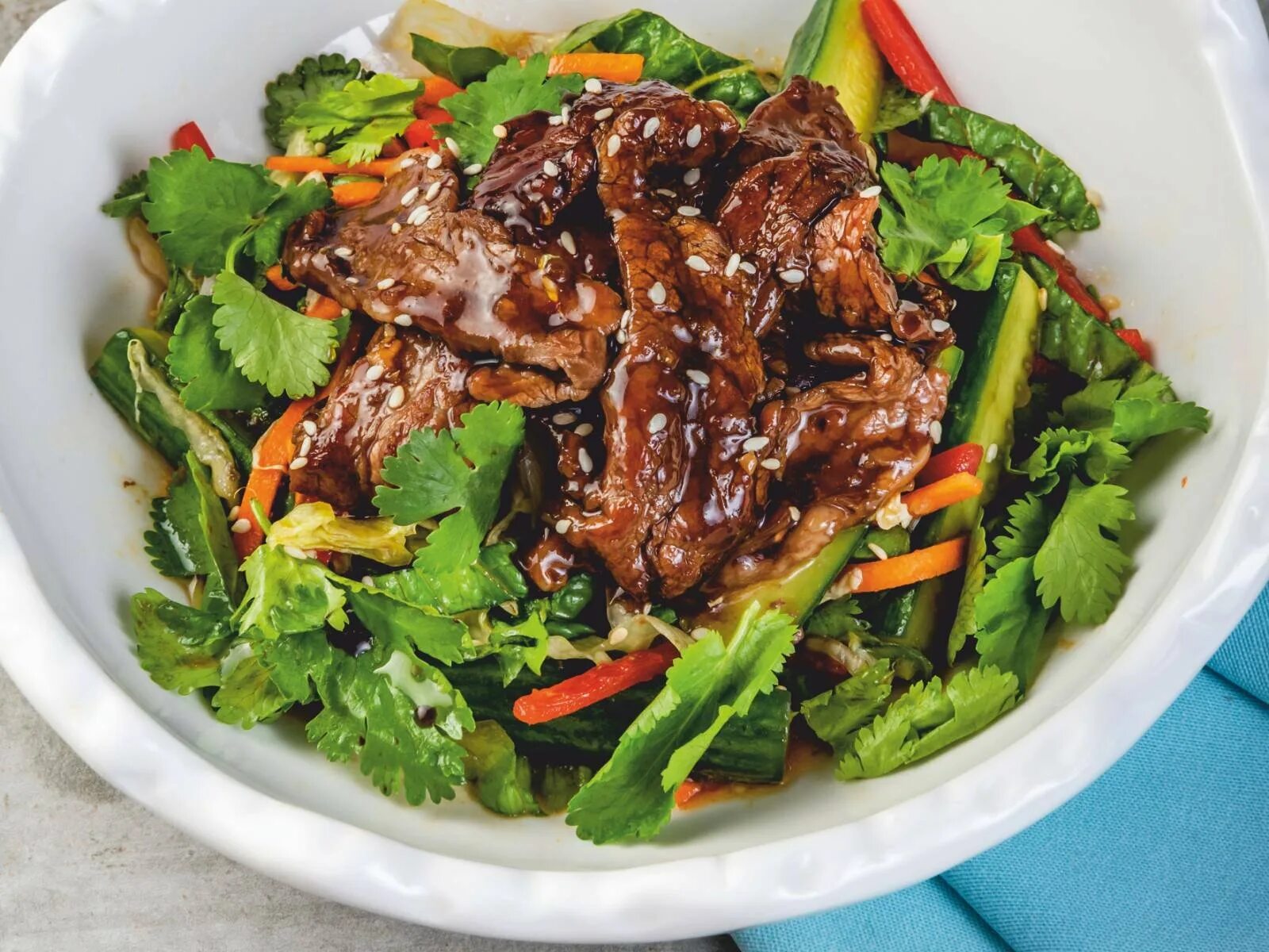 салат с говядиной и соевым соусом. салат из говядины с овощами. салат с говядиной с соевым соусом. тайский салат с говядиной. азиатский салат с говядиной.