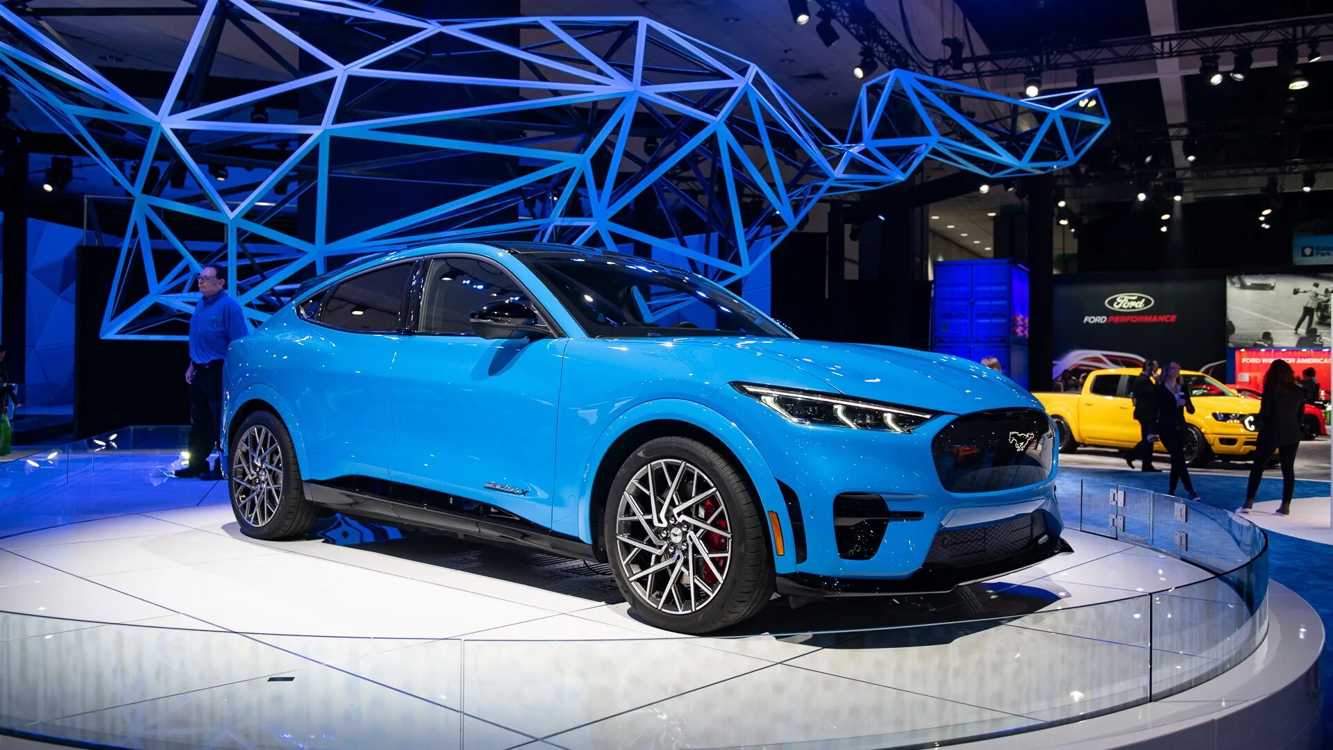 Hyundai genesis джи 70. Auto 2019. Киа стингер gt 2018. Форд мустанг e. Ауди кроссовер q8.