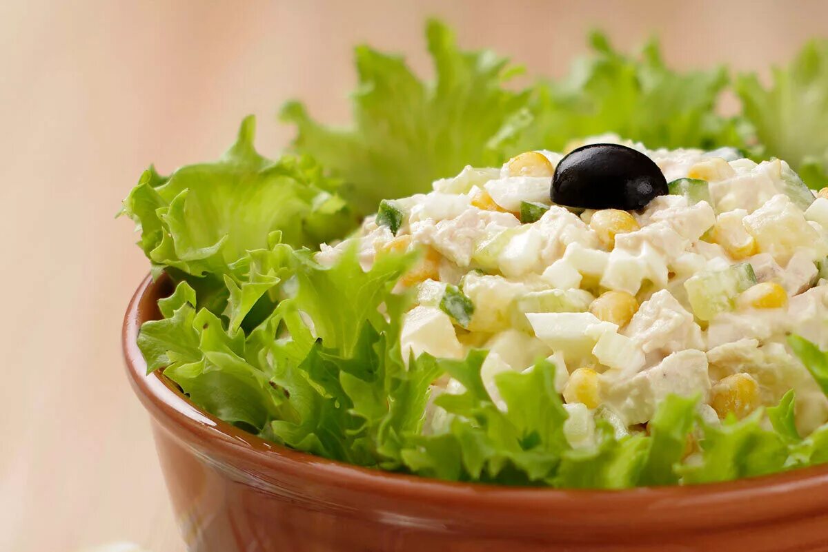 Как делать салат с ананасом и сыром. Салат. салат с ананасом. салат с ананасом и курицей. салат курица ананас кукуруза.
