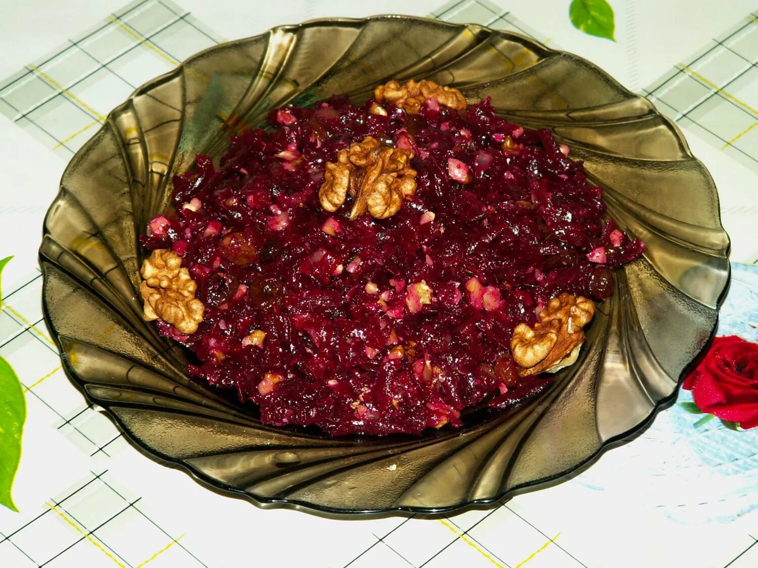 Свекла с гранатом. Гранатовый салат с орехами свекла. Салат из свеклы с грана. Свекольный салат с грецкими орехами и изюмом. Салат "зимний» с гранатом.