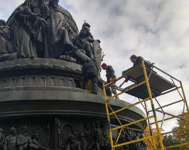 Реставрация памятников Новгорода. Металла лаза памятник. Разрушенный памятник тысячелетию России. Памятник строителям Петербурга.