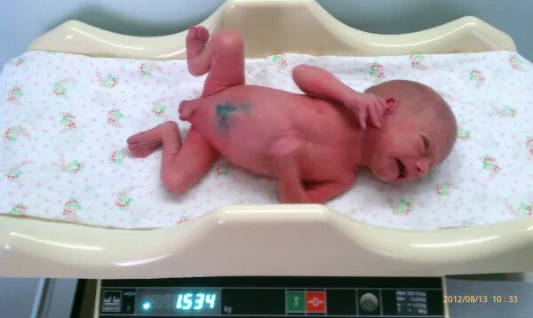 Родила 3 недели. Новорожденные дети весом 2500. Ребенок 2 кг новорождённый.