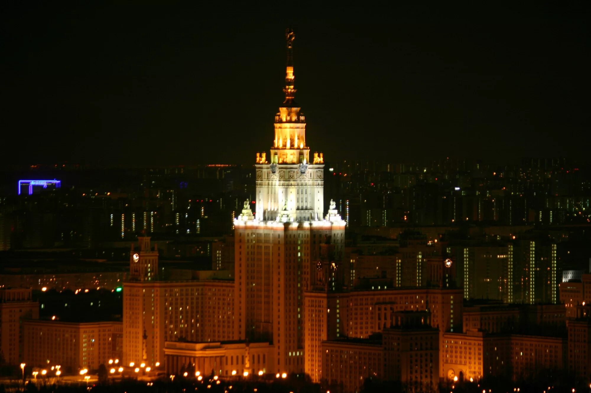 В москве на зданиях установили. Храм мосфильмовская. сталинские высотки красные ворота. светящиеся высотки в москве. самое высокое здание в москве.