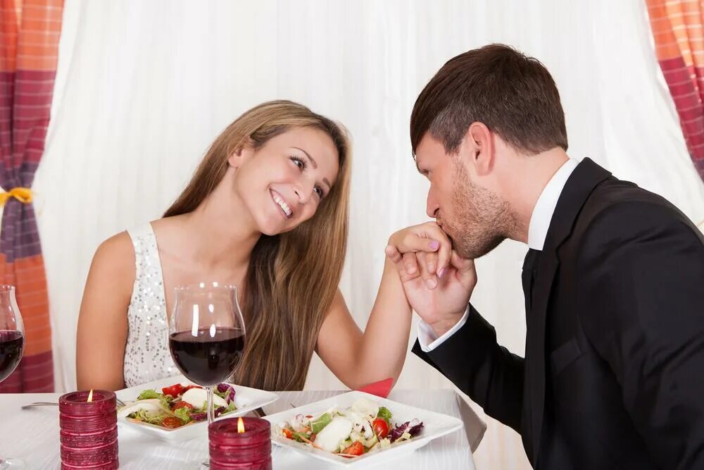 Женщинам нравятся женатые мужчины. Женщина за столом. Мужчина целует руку даме. Мужчина целует руку женщине фото. Мужчина целует женщине руру.