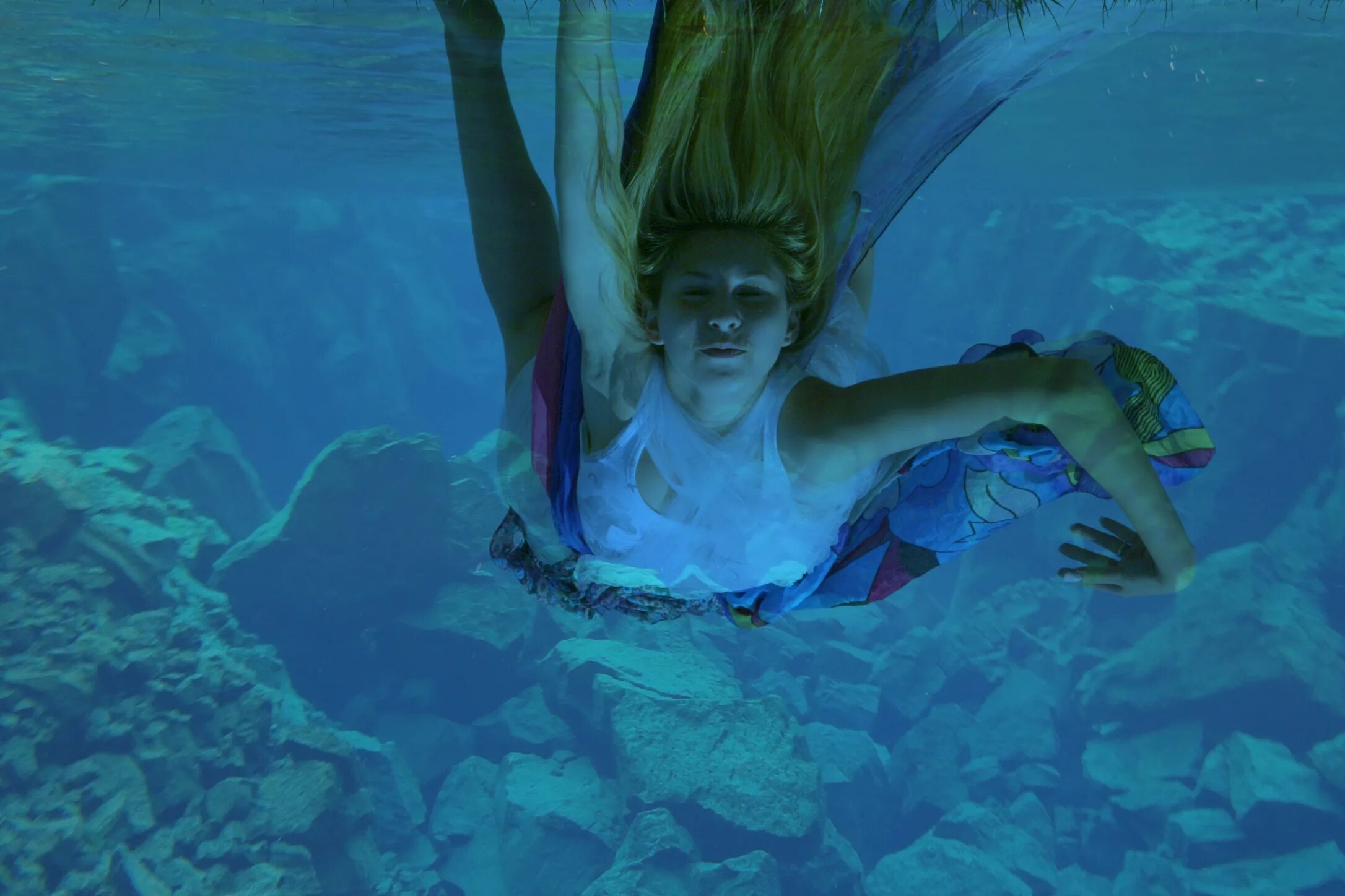 Underwater button. Джулия хартманн underwater. русалка плывет. купание русалок. русалка в аквапарке.