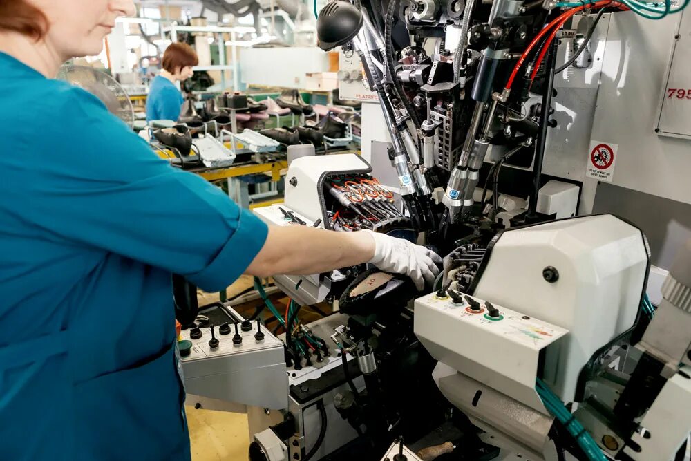 Сборщик обуви. Обувная промышленность. Обувная промышленность. Швейный участок. Обувной цех.