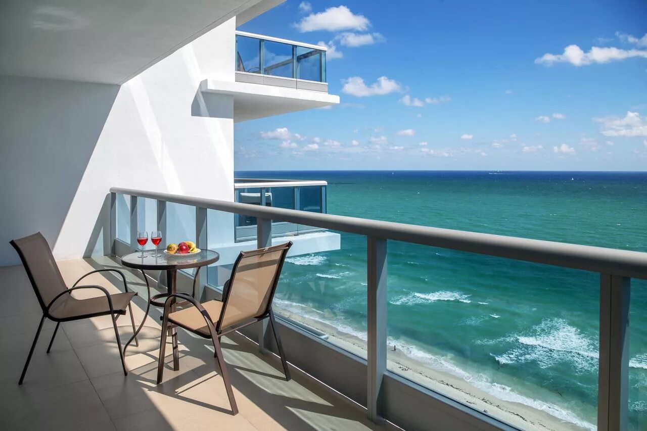 Отель Майами Сочи. Вид на море с балкона. Море с отелем. Лоджия с видом на море. Deluxe balcony