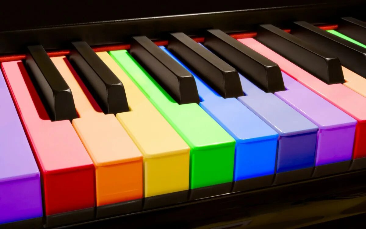 Клавиши белого рояля. Цветное пианино. Разноцветное пианино. Клавиши пианино. Фортепиано.
