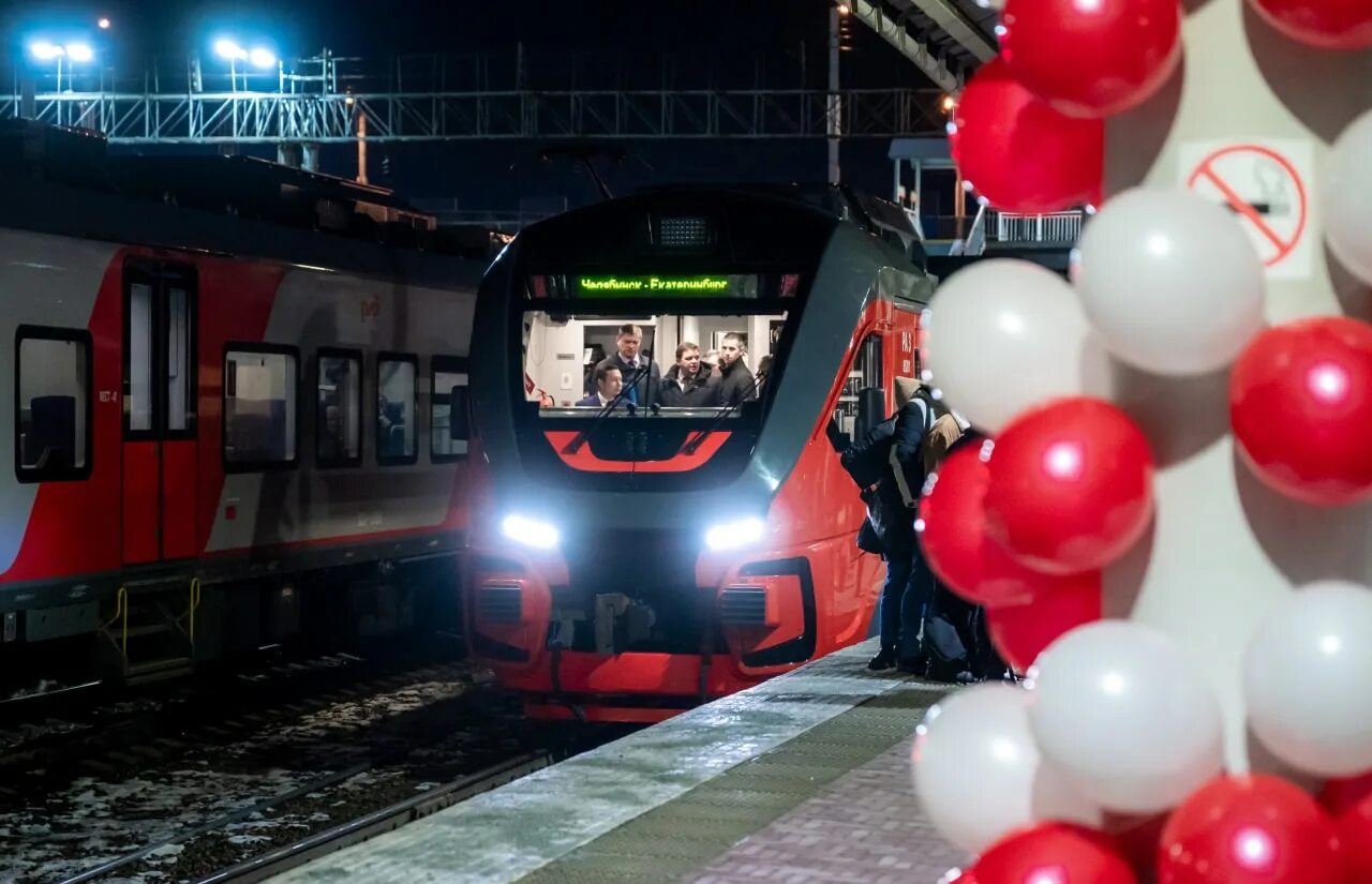 Орлан Челябинск Екатеринбург. Поезд Орлан Челябинск. Поезд Челябинск Екатеринбург. Поезд без вагонов.