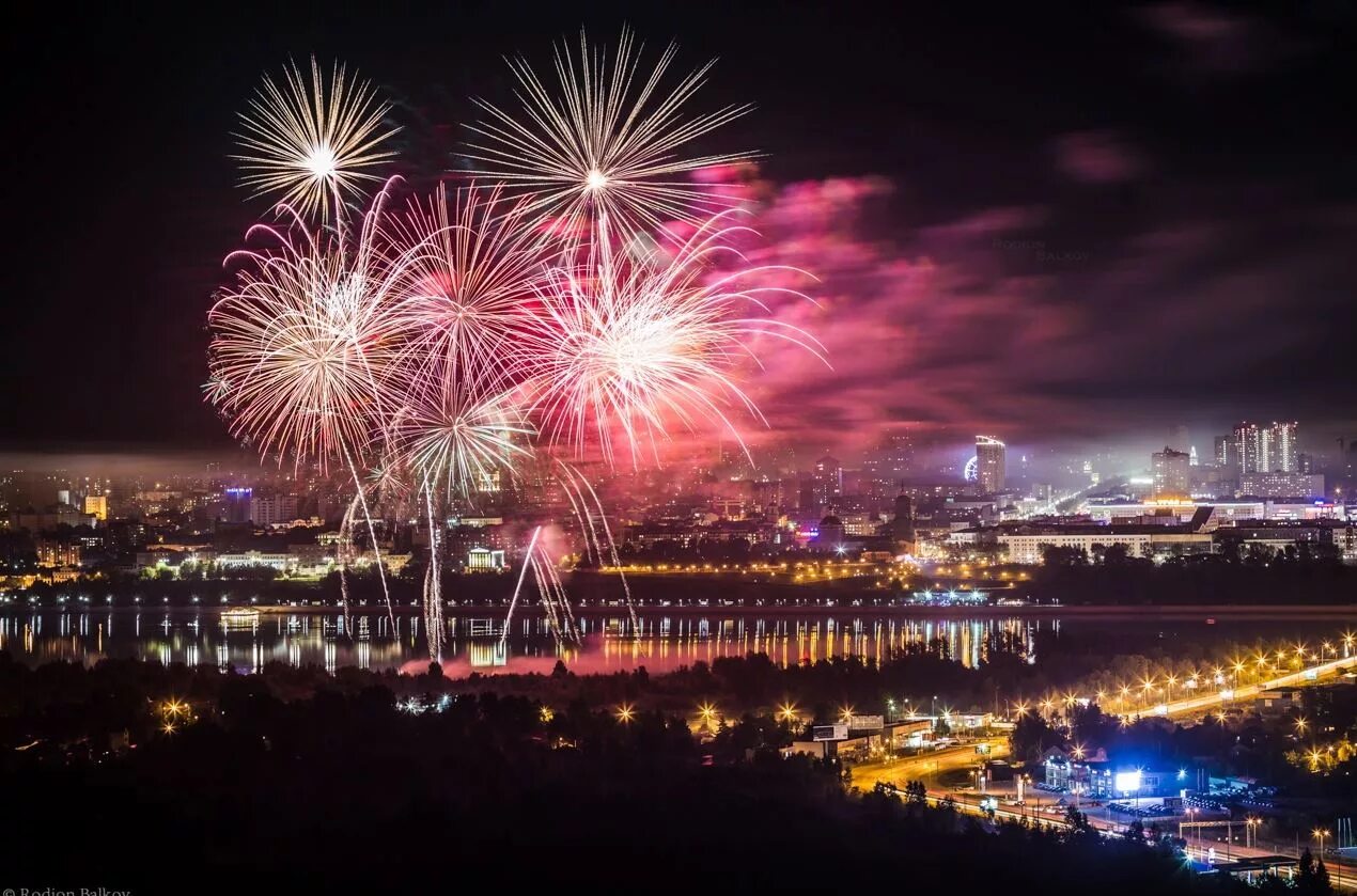 спортивная набережная владивосток. набережная пермь 2023. салют над петропавловской крепостью. день рождения набережной. салют на день города спб.
