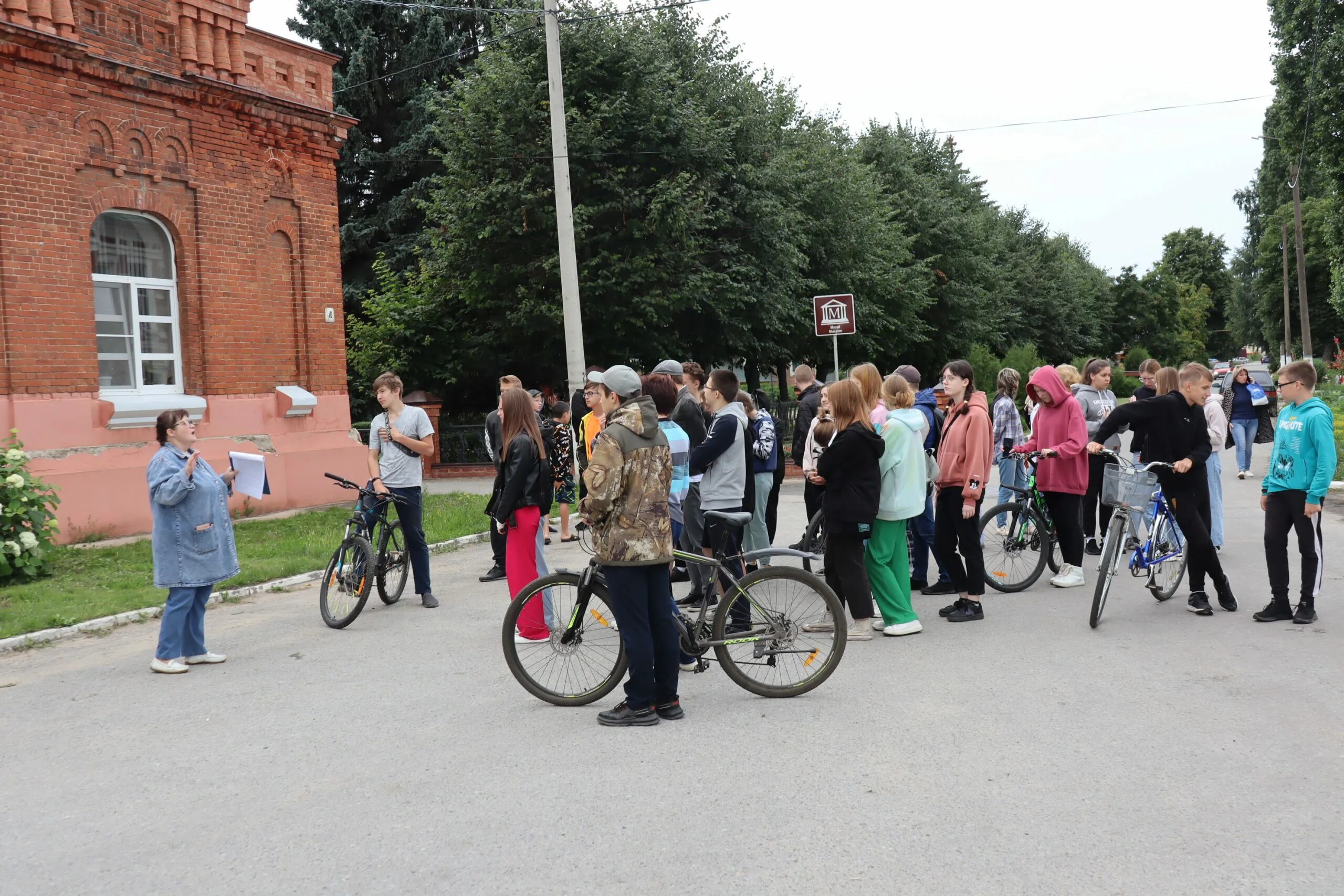 Типичный поселок. Поселок Лев толстой. Поселок Лев толстой численность населения. День поселка Лев толстой 2023. Улицы пос Лев толстой.