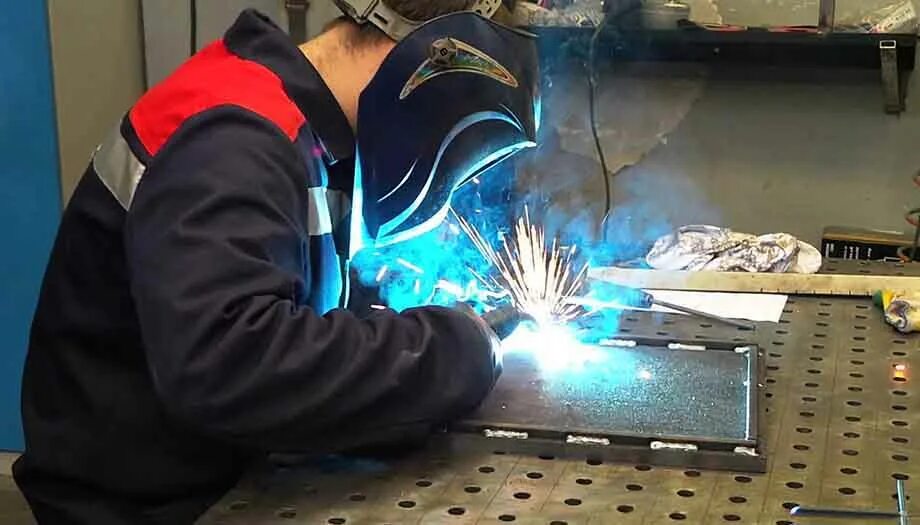 Аргон тиг сварка. Сварщик на полуавтомат. Al welding. Сварка алюминия полуавтоматом. Дуговая mig/mag сварка.