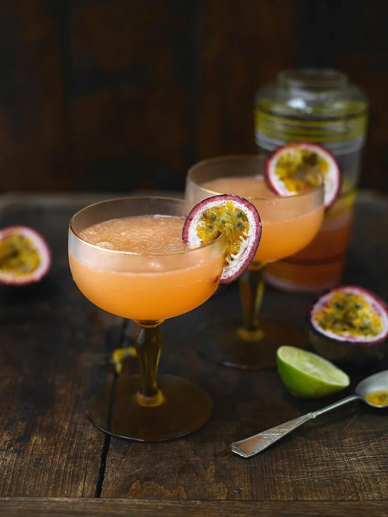 Коктейль маракуйя рецепт. Мохито маракуйя. Коктейль маракуйя рецепт. Лимонад маракуйя базилик. Коктейль маракуйя рецепт.