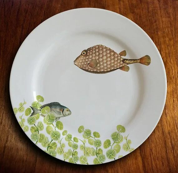 Тарелка рыбка. Тарелка с рыбками. Рыба на тарелке. Керамическая рыба тарелка. Рыба на блюдце.