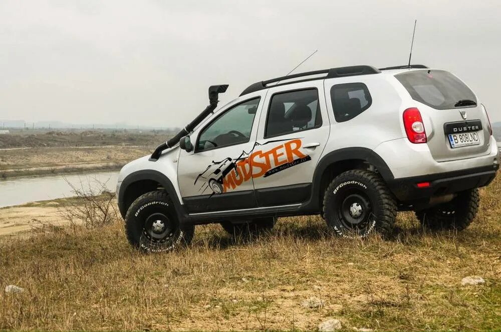 Рено дастер 4х4 полный привод. Рено Дастер 4х4. Renault Duster 2021 off Road. Дастер 2021 оффроад. Renault Duster внедорожный тюнинг.