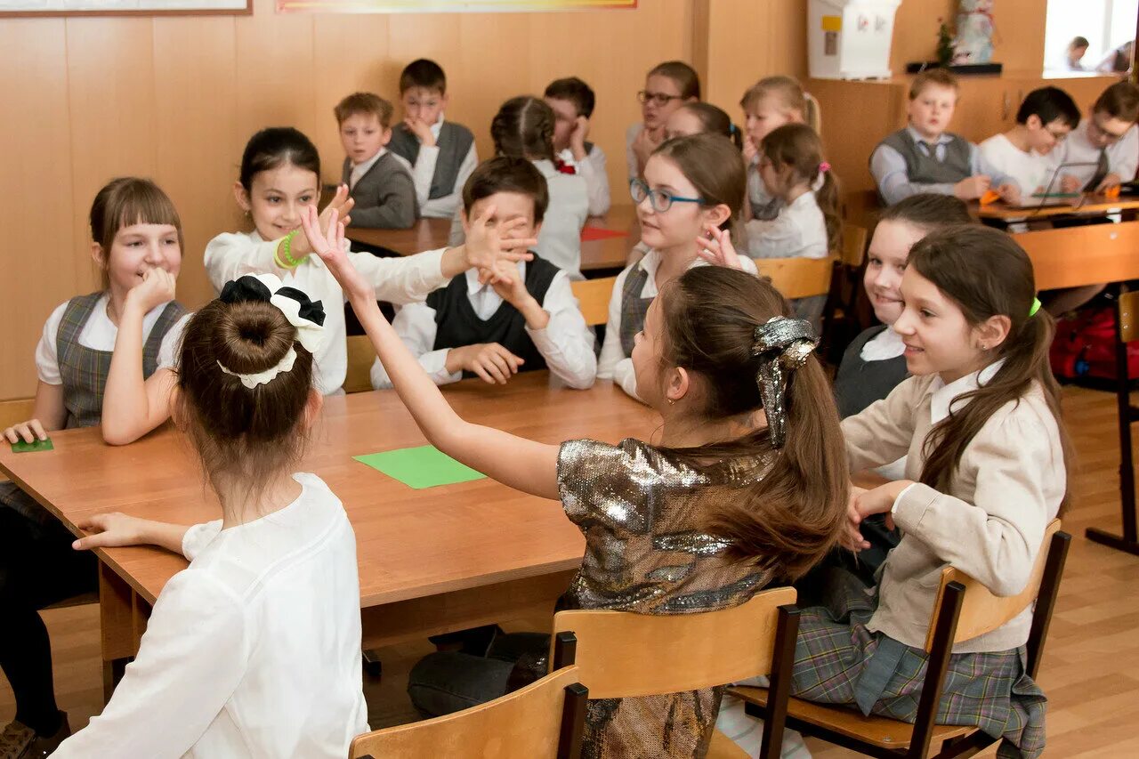 Дети в классе. Дискуссия в классе. Дети на уроке. Дискуссия в начальной школе. Игры в классе для учащихся