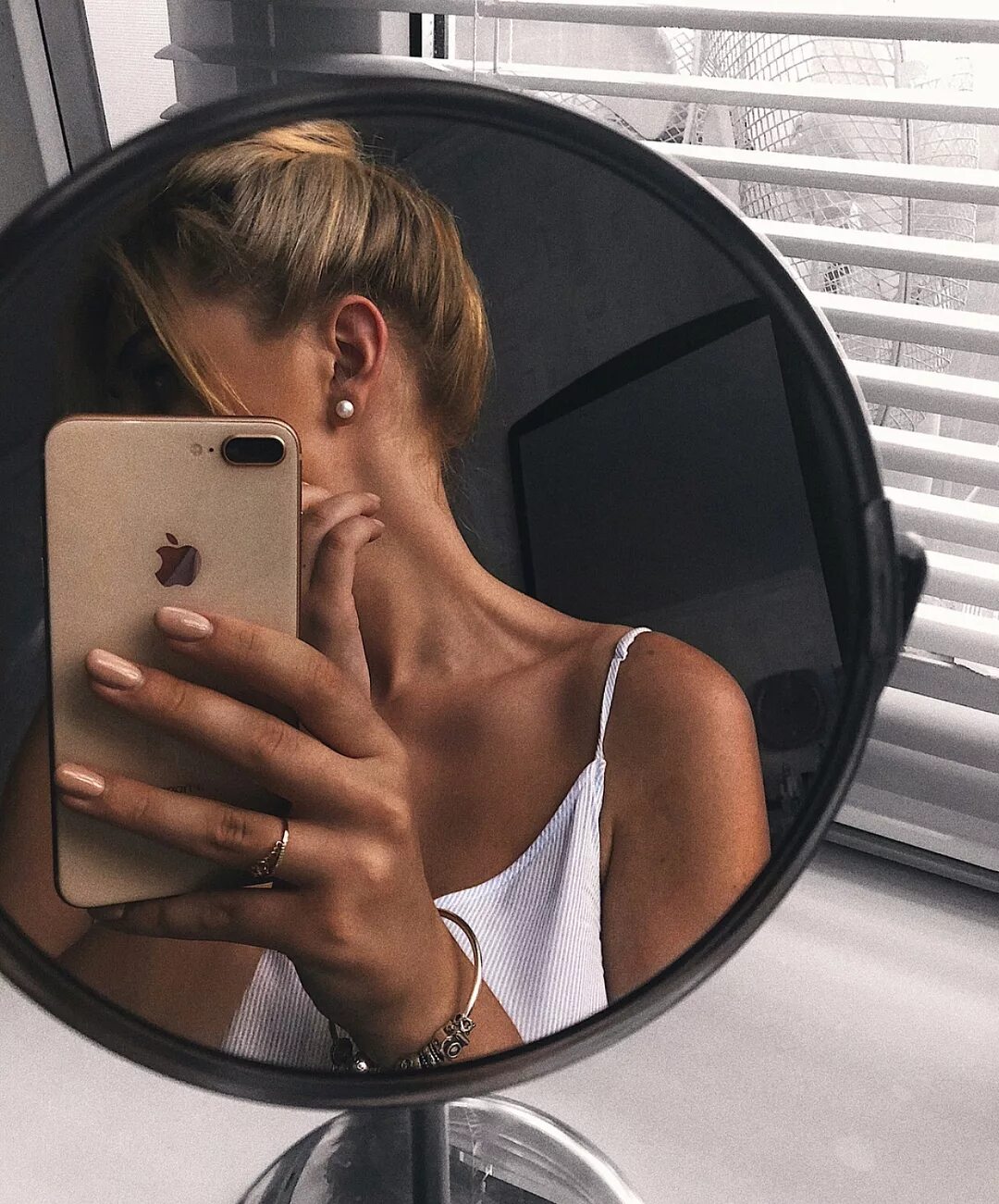 селфи с iphone 13 pro max. айфон 11 в зеркале. чехол на 11 айфон про макс с зеркалом. виктория короткова 2020. айфон 14 про в зеркале.