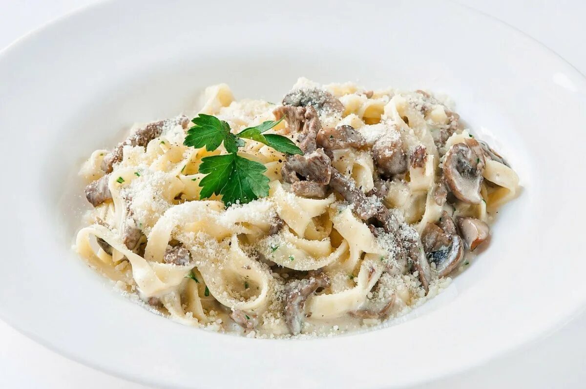 Грибами со сливочным соусом. Соус из шампиньонов со сливками. Соус фефер грибной. Свинина с шампиньонами. Сырно-грибной соус.