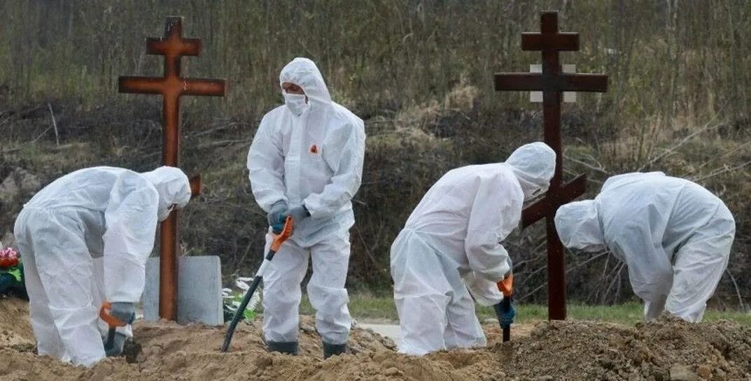 В первый день больной заражает четырех человек. Кладбище коронавирусных в России. Кладбище мертвых от ковид. Могилы погибших от Ковида.