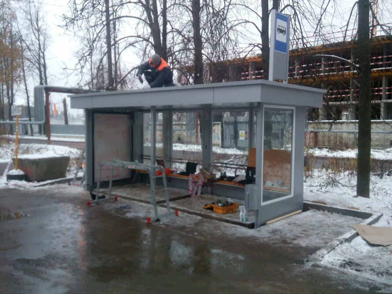 Установили остановочный павильон. Остановочный павильон пс-оп1. Современные остановочные павильоны. Установили остановочный павильон. Автопавильоны на автобусных остановках.