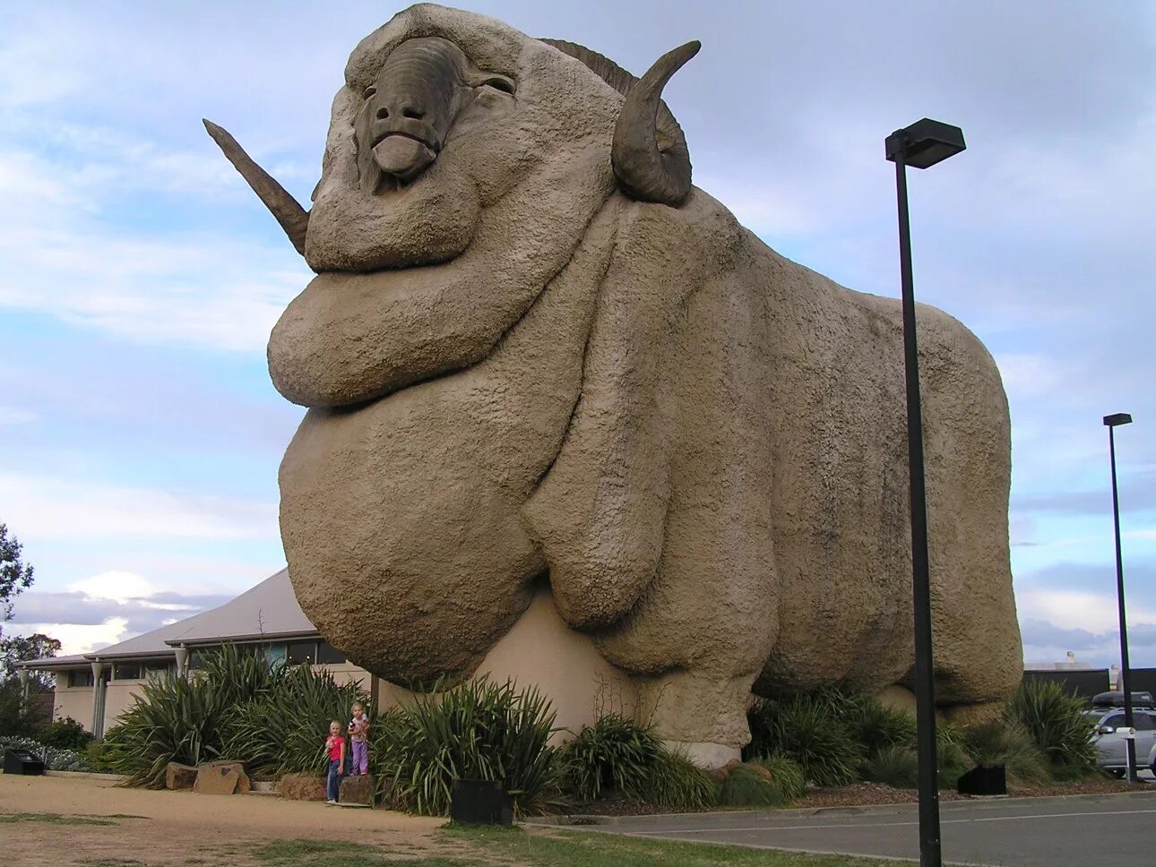 Самый большой баран меринос в Австралии. Многометровые статуи Австралии. Большая овца в Австралии статуя. В виде громадного