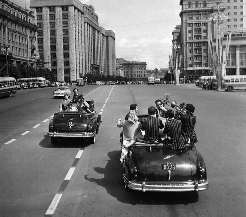 Мода в 1950 е года в америке. Первый торговый автомат. Фото советских времен. Что появилось в 50 годы. Мода 50-х англия.