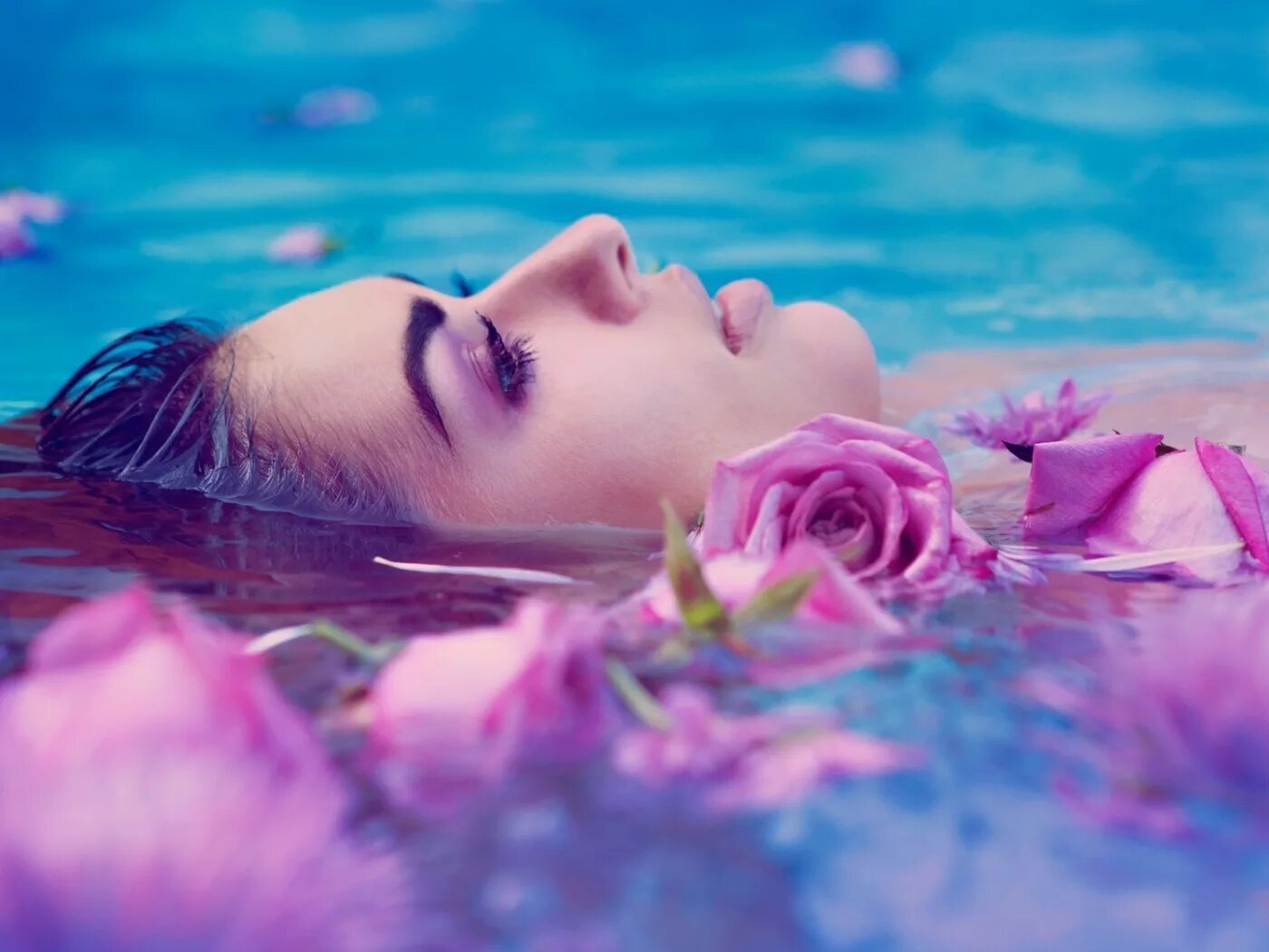 Релакс водой музыка релакс. Девушка лежит в бассейне. Цветы в бассейне. Фотосессия в бассейне с цветами. Девушка в бассейне спа.