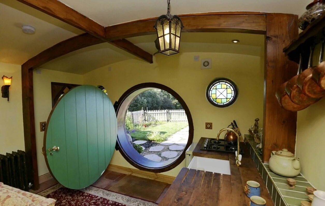 Круглая дверь. Круглая дверь. Круглая деревянная дверь. Дверцы для хоббита. Дом хоббита интерьер и экстерьер.