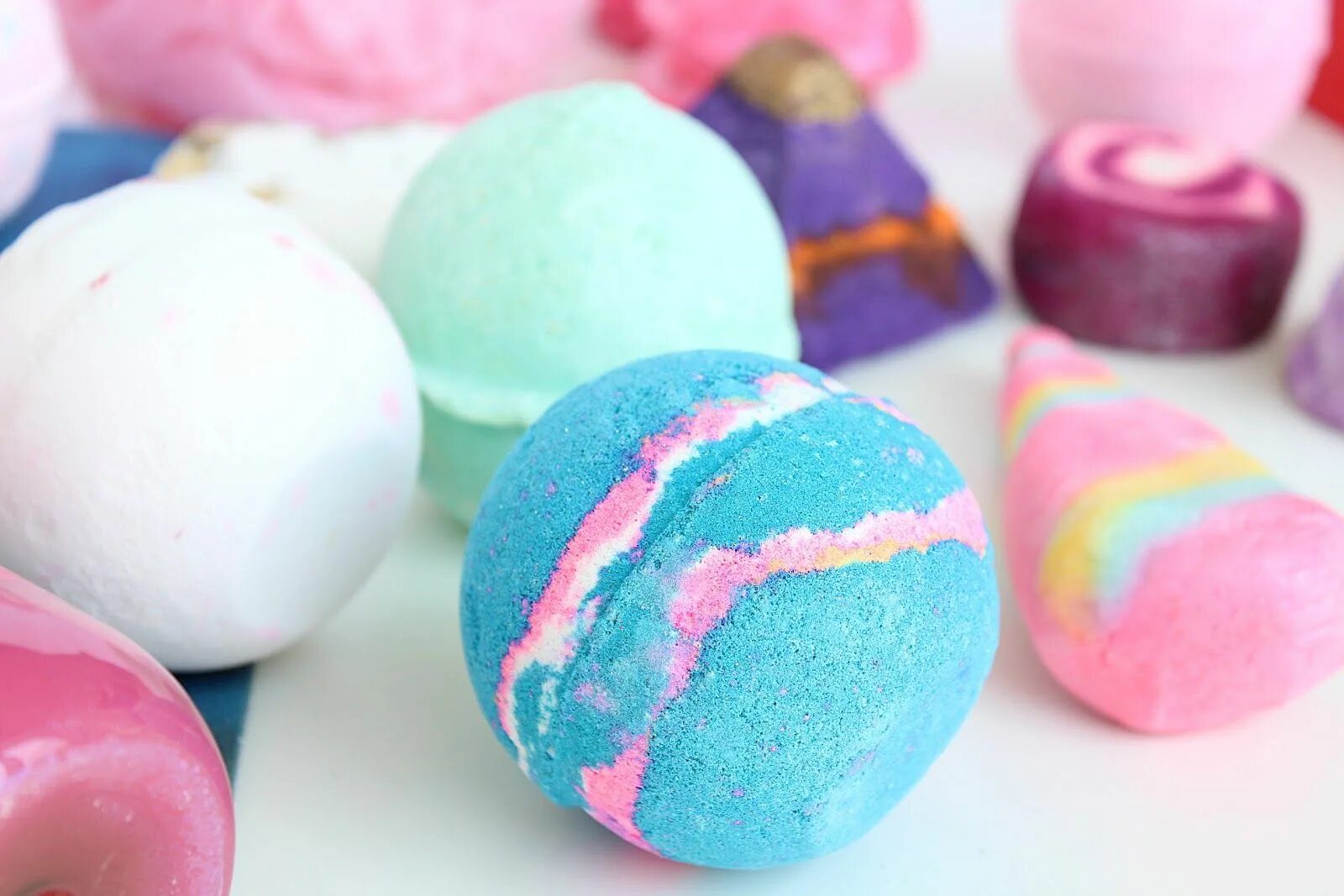 Магазин бомбочек для ванны. Lush бомбочки. Lush Bath Bomb. Бомбочка для ванны из лаш. Lush интернет магазин бомбочки для ванны.