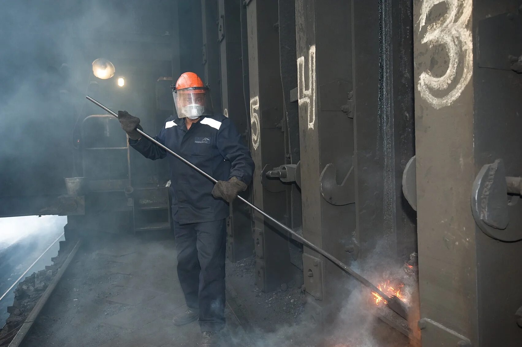 Профессия газовщик доменной печи. Коксовая батарея ммк. Коксовая батарея ммк печь. Газовщик коксовых печей. Металлург профессия.