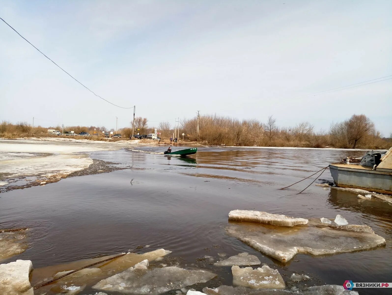 Подъем воды в клязьме. Разлив Клязьмы в Вязниках. Понтонный мост Вязники. Вязники Клязьма Понтонный мост. Разлив реки Клязьма в Вязниках.