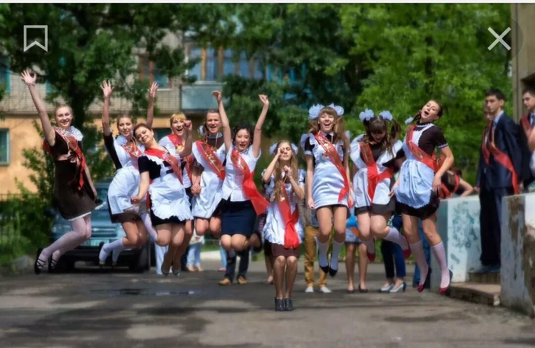 Выпускники школ видео. Выпускной в школе. Выпускница школы. Фотосессия выпускников школы. Фотосессия последний звонок.