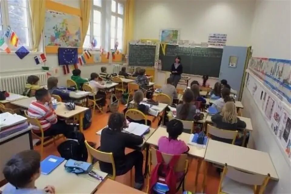 Школа во франции классы. Дошкольное образование во франции. Французские школы во франции. Французская школа фото. Школьный класс во франции.