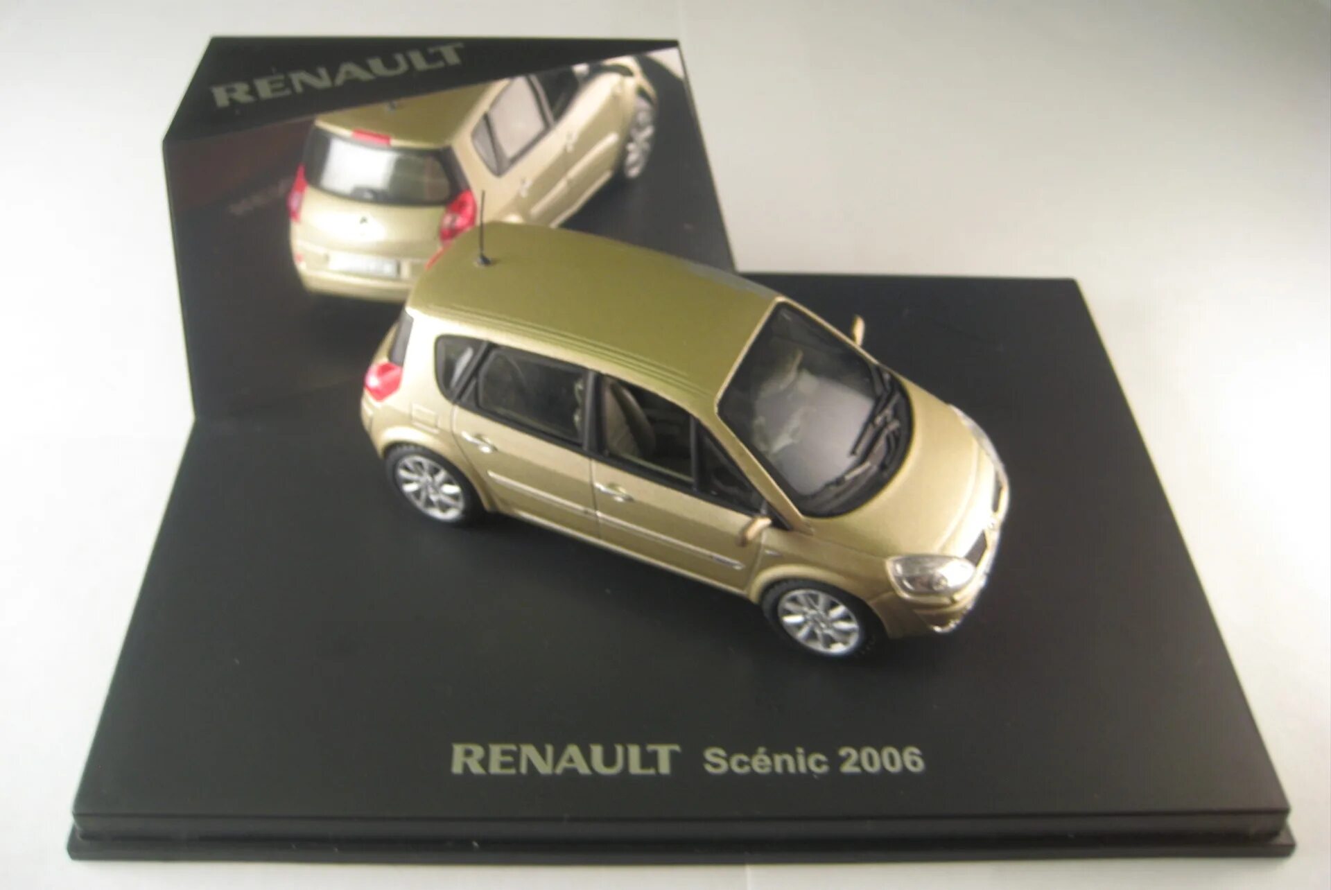 Модели автомобилей 1 43 Renault Scenic 2. Масштабная модель Renault Scenic 2. Масштабная модель Рено Меган 2006. Моделька Рено Сценик 2 в масштабе 1:24.
