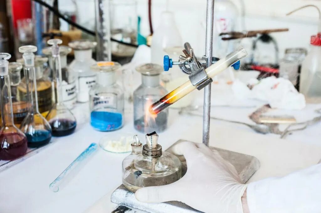 Приборы для проведения химических опытов. Нагревание пробирки в пламени спиртовки. Перегонный аппарат лабораторный. Testo 735-1. Нагревание в химической лаборатории.