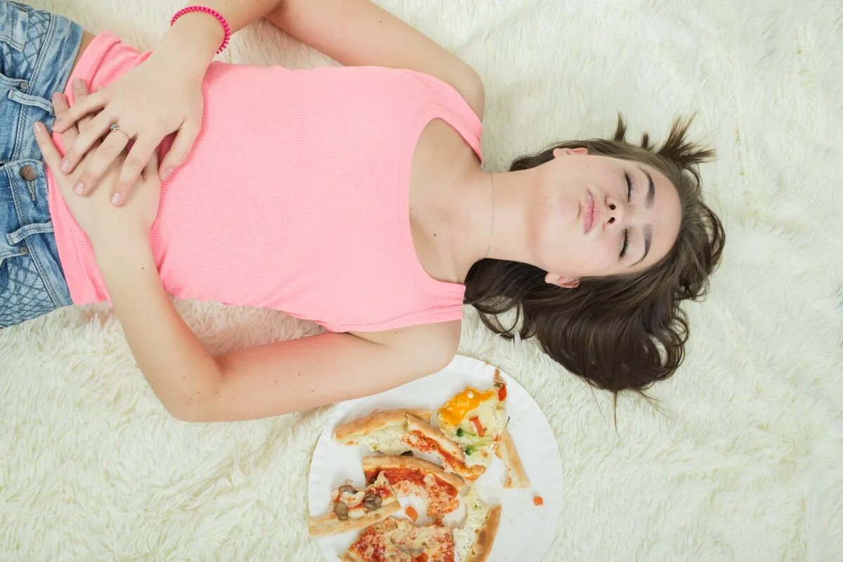 Девушка объелась живот. Девушка объелась живот. Девушки с животом от еды. Питание дня беременной. Девушка с едой.