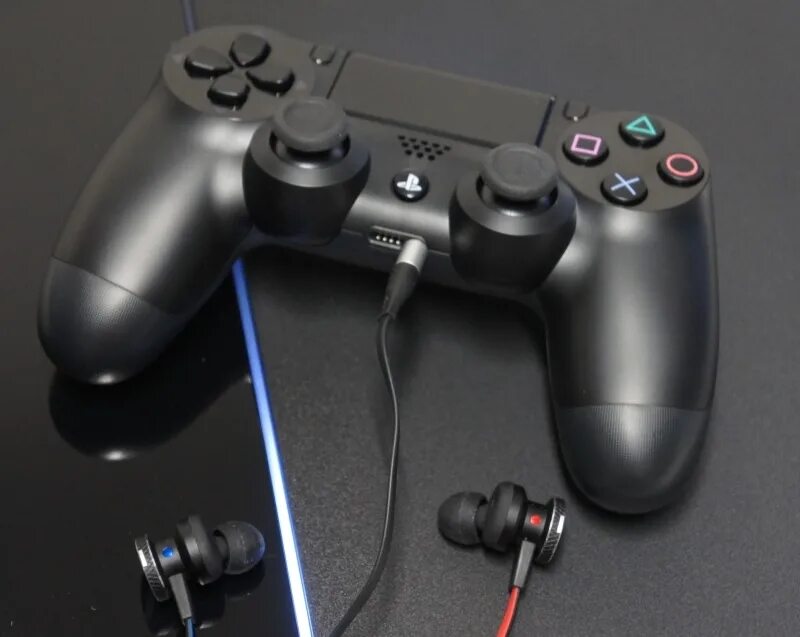 Завис джойстик. Зарядка на геймпад пс4. Геймпад ps4 f1. Джойстик ps4 Dualshock PUBG. Зарядка для геймпада ps4.