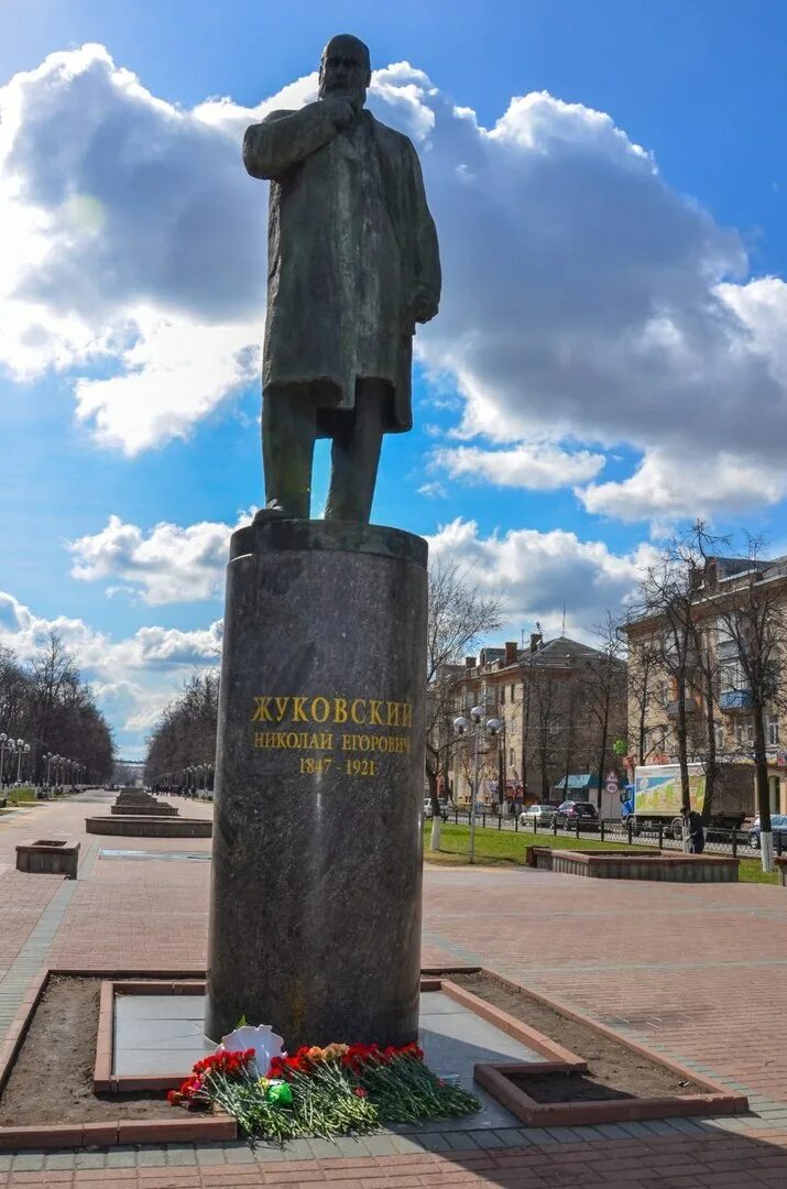 Мо г жуковский. Жуковский город наукоград. Город Жуковский памятники. Памятники и достопримечательности города Жуковский. Памятник н е Жуковскому в Жуковском.