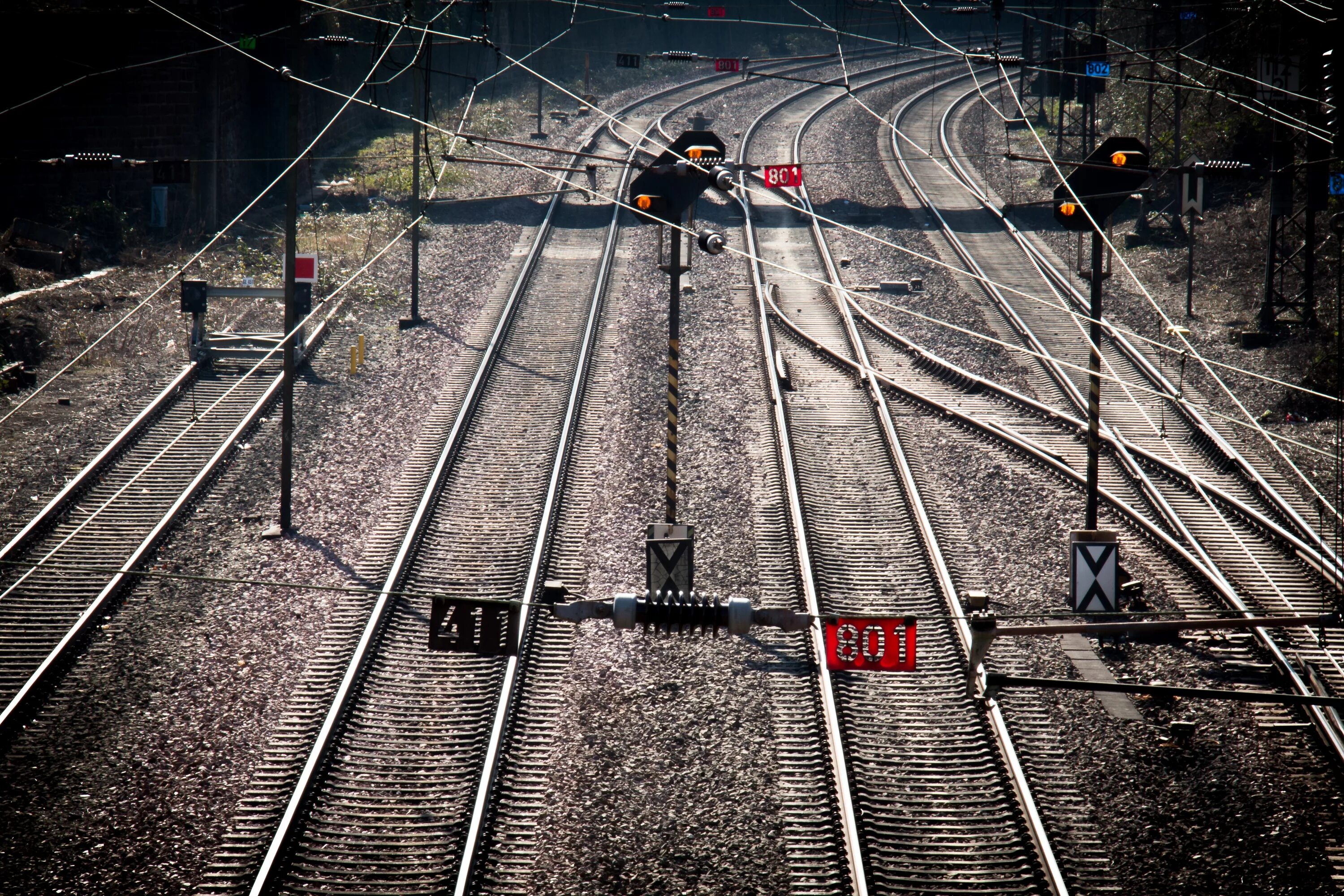 Сравнение железная дорога. Железнодорожные пути. ЖД станция пути. Рельсы. Железнодорожные пути на станции.
