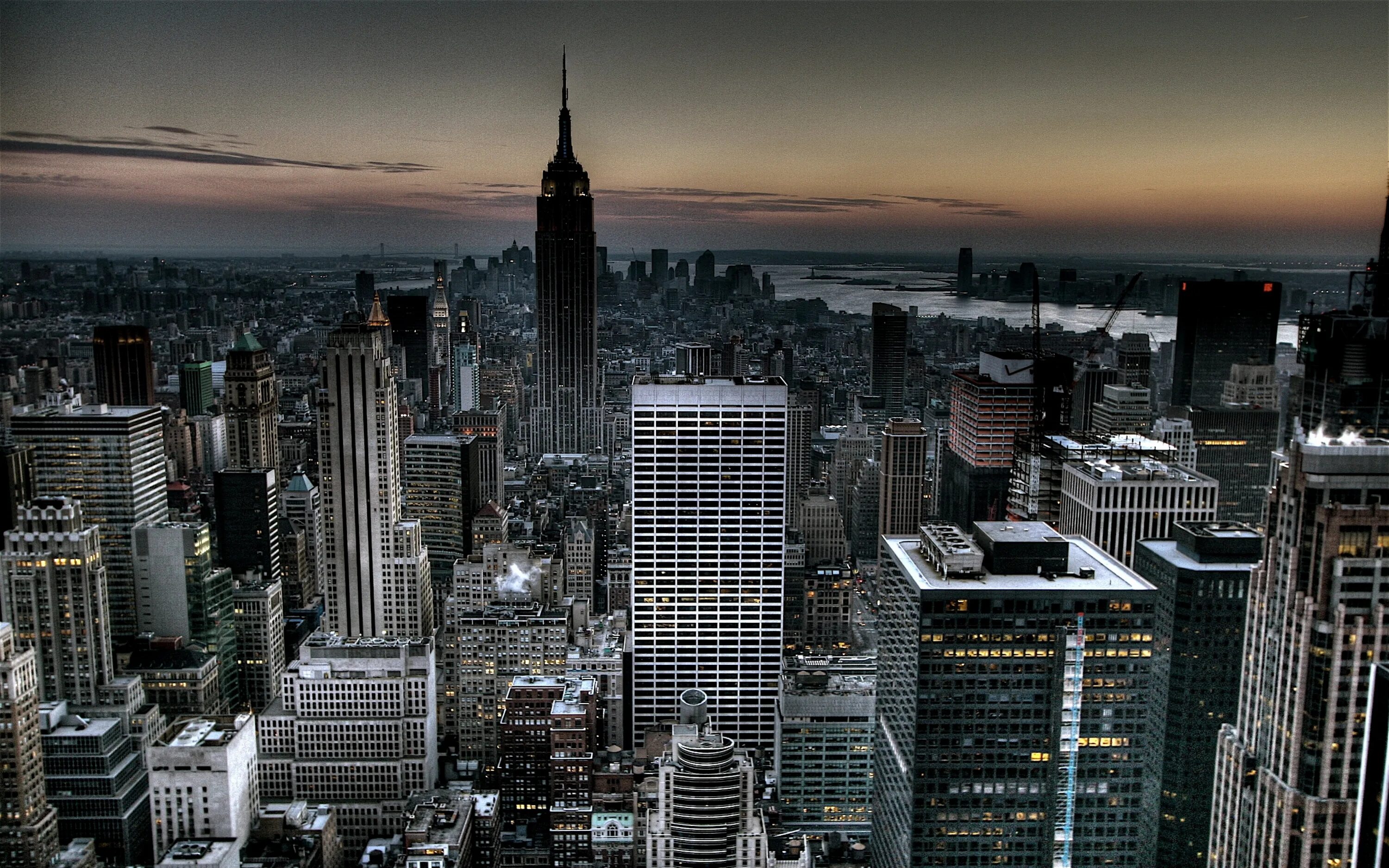 Нью-Йорк. Город New York City. Мегаполис Нью-Йорк. Черный небоскреб в Нью-Йорке.