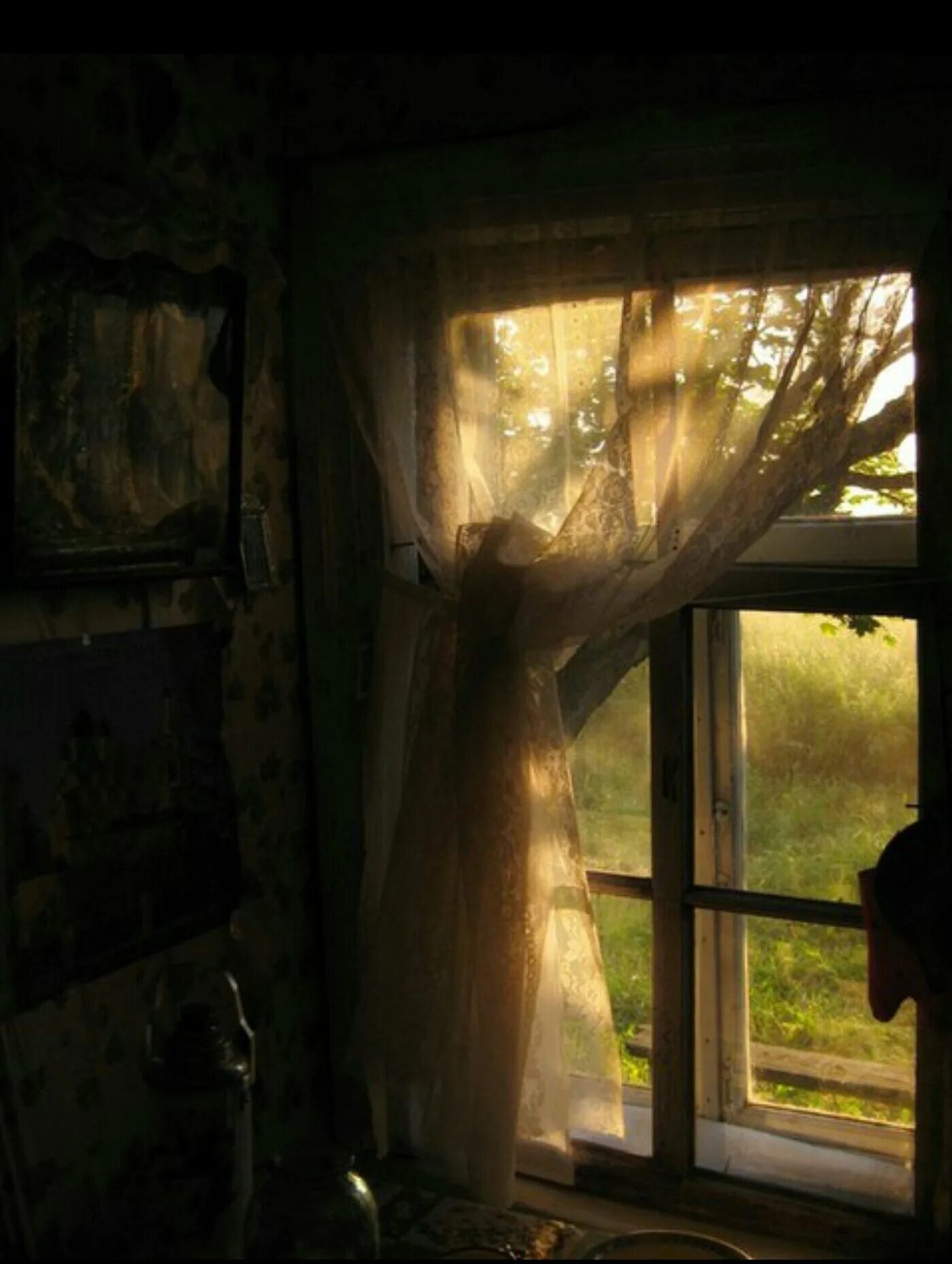 Окно в деревне. Деревенское окно. Окно деревенского дома. Деревенское окно изнутри.