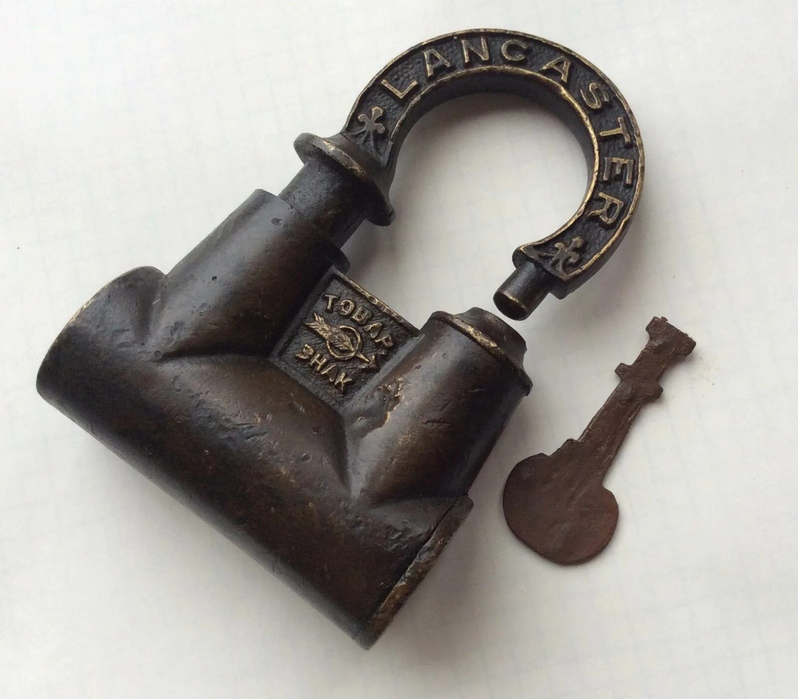Куплю старые ключи. Старинные замки и ключи. Старинный ключ. Необычные ключи для замков. Ключ дверной старинный.