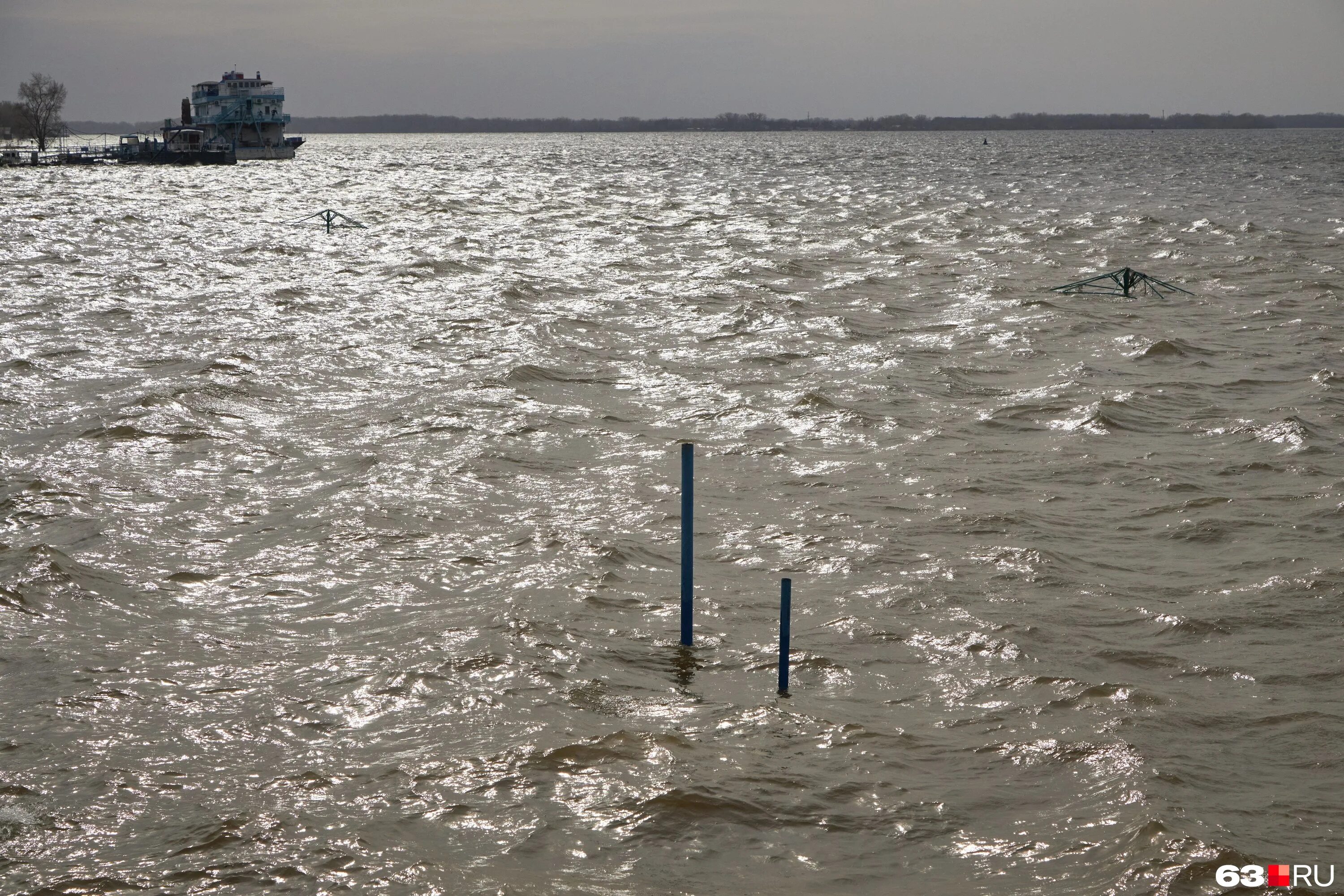 Волга вода. Ушла под воду. Высокий уровень воды. Пляж в Самаре на Волге. Уровень воды в волге казань на сегодня